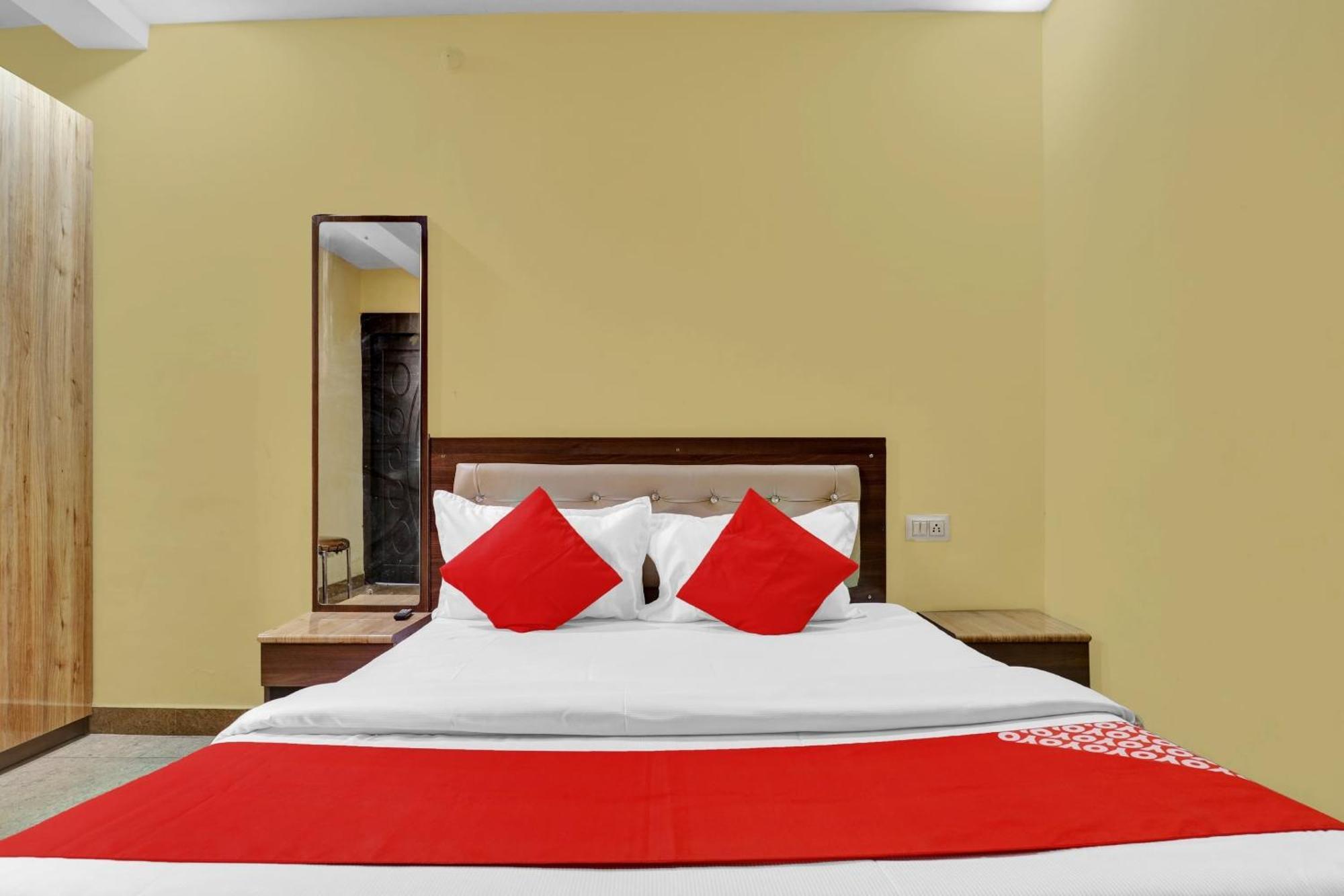 Capital O Royal Inn Near Laskar Gwalijar Zewnętrze zdjęcie