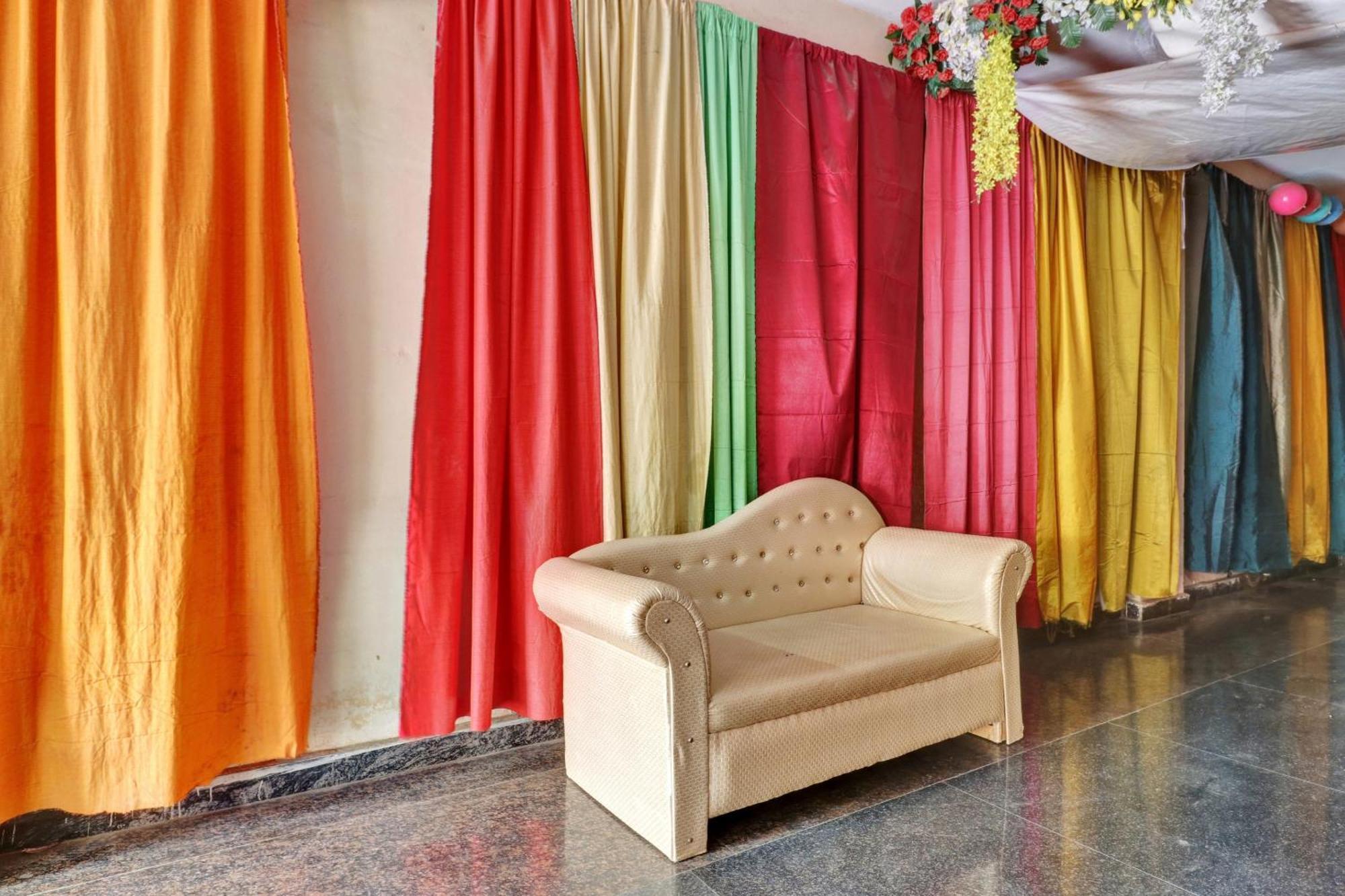 Capital O Royal Inn Near Laskar Gwalijar Zewnętrze zdjęcie