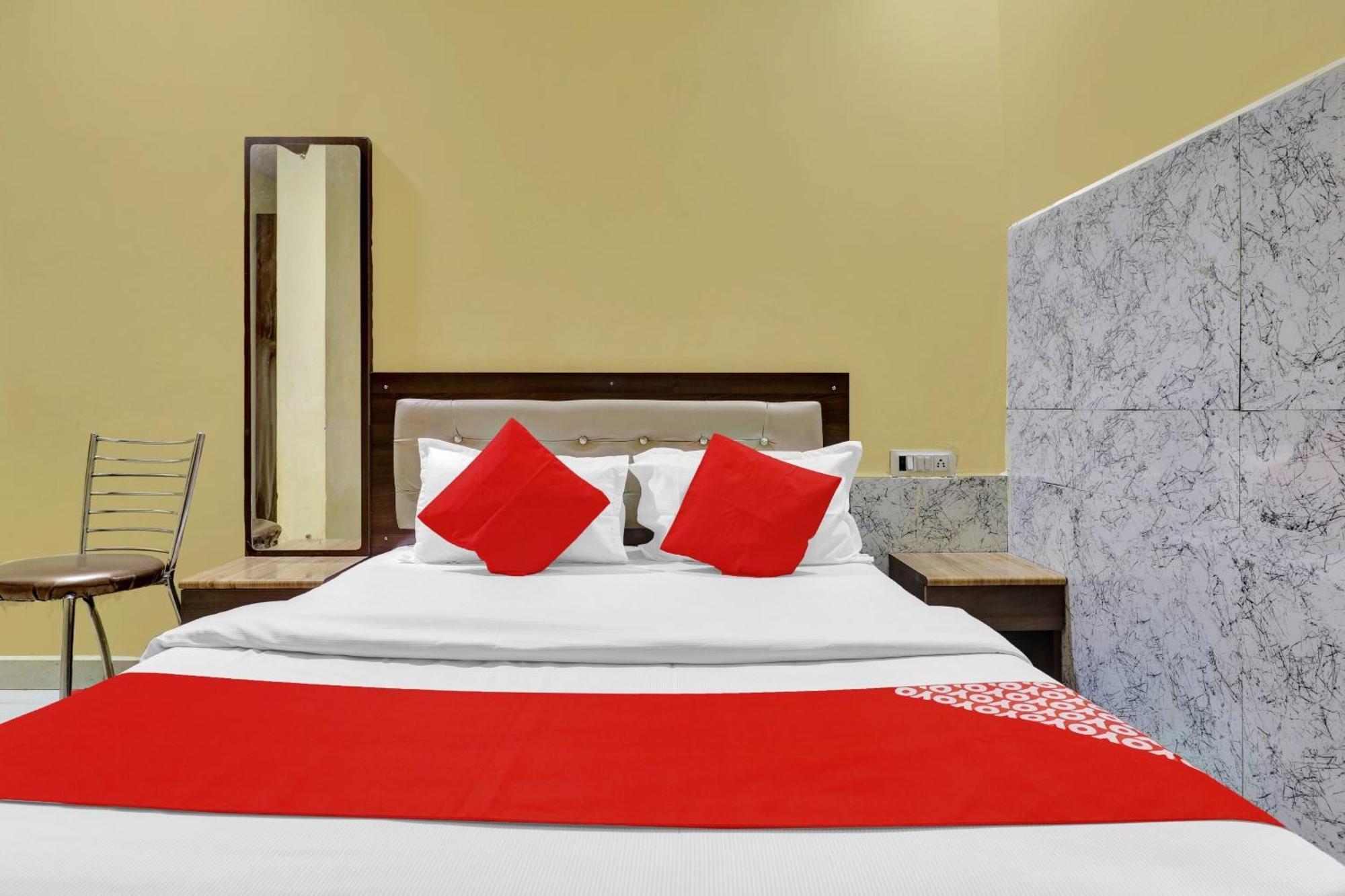 Capital O Royal Inn Near Laskar Gwalijar Zewnętrze zdjęcie